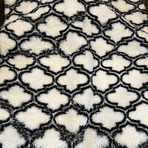 Area rug 6 ft black and white.. new item - Picture 10 of 12